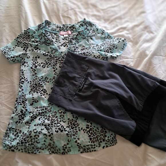 Scrub Set - Picture 2 of 4